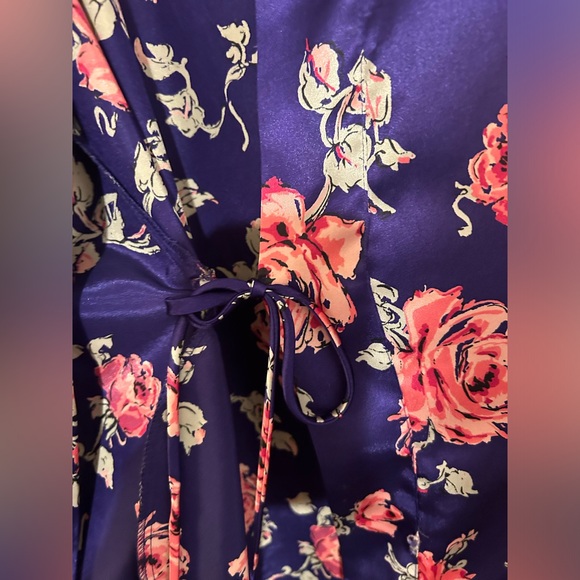 Solange Satin Robe. Sz 22/28 with inside tie and side pockets. - Picture 4 of 9